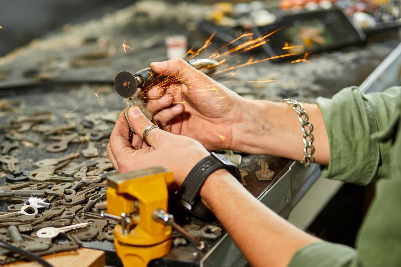 Schlüssel wird in der Werkstatt nachgemacht