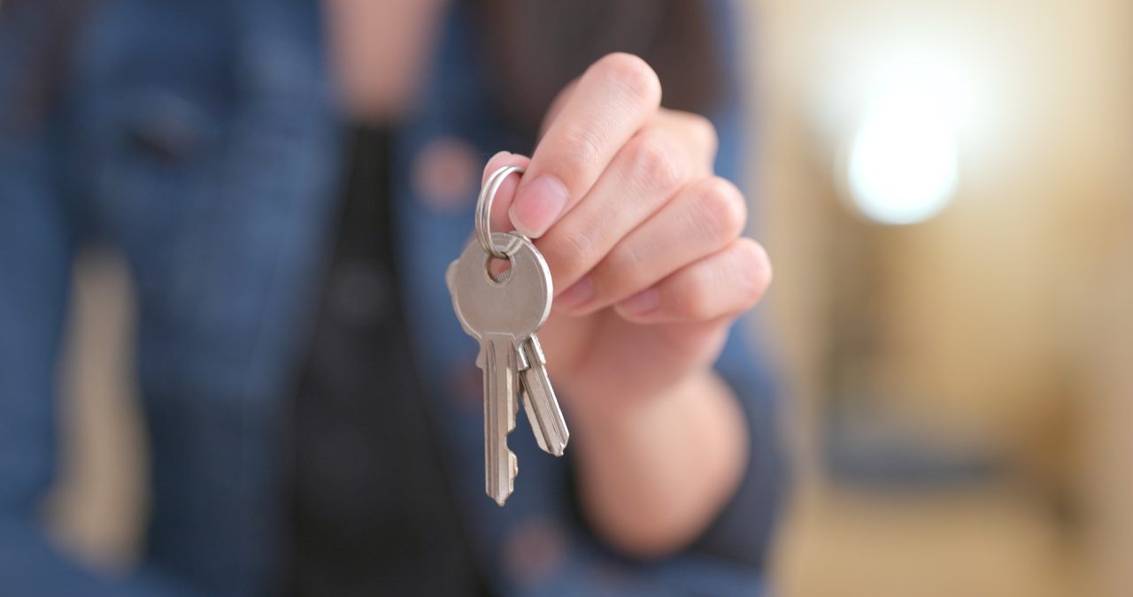 Kundin hält einen Haustürschlüssel